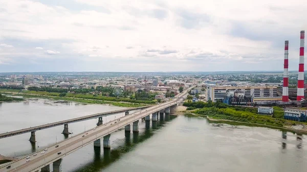 Kuznetsk bro över floden Tom. Panoramautsikt över den stad i Kemerovo. Ryssland, från Dron — Stockfoto