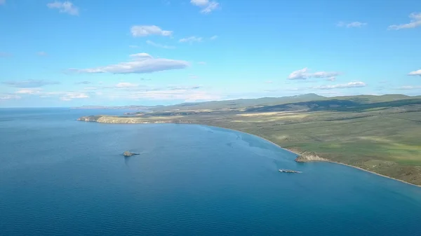 Rusia, Lago Baikal, Bahía de Mar Pequeño. Vista de la parte norte de la isla Olkhon, Desde Drone —  Fotos de Stock