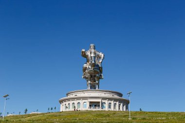 Atlı heykeli Cengiz Khan'ın güneşli havalarda. Moğolistan, Ul