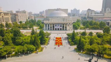 Rusya, Novosibirsk - 19 Temmuz 2018: Novosibirsk Devlet Akademik Tiyatrosu Opera ve Balesi, Dron üzerinden 