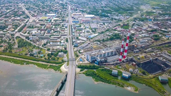 Kuznetsk bro över floden Tom. Panoramautsikt över den stad i Kemerovo. Ryssland, från Dron — Stockfoto