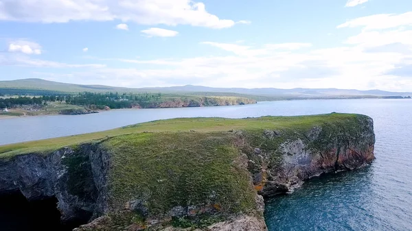 Toprak ve su üzerinde uçuş. Rusya, Baykal, Bay küçük deniz. Ada Kharantsy. Çevre Olkhon Adası, uçak — Stok fotoğraf