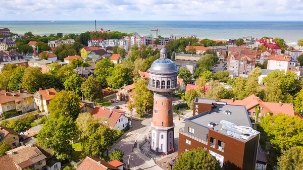 Rusia, Zelenogradsk - 22 de septiembre de 2018: Torre de agua Krantz. La torre de agua de la ciudad fue construida en Kranz en 1904. La altura de la torre es de 40 m. Murarium, Desde Drone —  Fotos de Stock