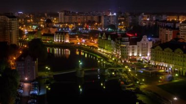 Geceden gündüze uzun bir geçiş. Kaliningrad şehir merkezi. Balık Köyü ve Jübile Köprüsü manzarası. Zaman atlamalı. Video. Ultrahd (4k))