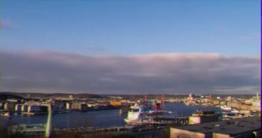 Aksaklık etkisi. Gothenburg Limanı, geçiş günü gecesi. İsveç. Zaman atlamalı. Video. UltraHD (4k)