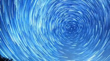 Starry gökyüzü kutup yıldızı etrafında döner. İzleri solma hatları şeklinde bırakın. Kış, Rusya. Video. UltraHD (4k)