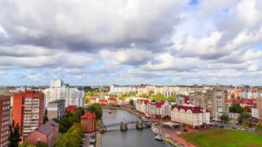 Hızlı bulutlar. Kaliningrad şehrinin merkezi bölümü, balık köyü Embankment, Jubilee Köprüsü. Kaliningrad, Rusya Federasyonu. Zaman atlamalı. Video. UltraHD (4k)