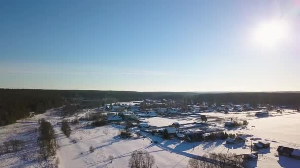 Despegue Sobre Pueblo Bajo Cubierta Nieve Invierno Tiempo Despejado Contraluz — Vídeos de Stock