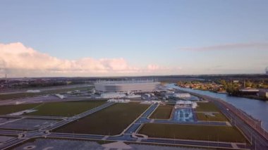 Rusya, Kaliningrad-24 Eylül, 2018: gün batımında havadan görünüm. Stadium Kaliningrad-Kaliningrad futbol stadyumu, 2018 FIFA Dünya Kupası maçları için 2018 yılında inşa edilmiştir. Video. UltraHD (4k)