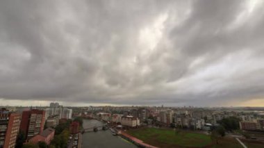 Şehirde yağmur yağıyor. Kaliningrad, Rusya şehir merkezi parçası. Zaman atlamalı. Video. UltraHD (4k)