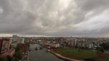 Şehirde yağmur yağıyor. Kaliningrad, Rusya şehir merkezi parçası. Zaman atlamalı. Video. UltraHD (4k)