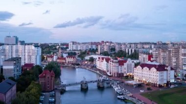 Akşamları, Kaliningrad kentinin ışıkları aydınlatılmıştır. Rusya. Zaman atlamalı. Video. UltraHD (4k)