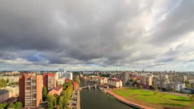 Düşük bulutlar gökyüzüne hızlıca hareket ederler. Jubilee Köprüsü, balık Köyü, Pregolya Nehri 'nin kanalları. Rusya. Video. UltraHD (4k)