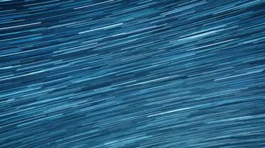 Yıldızlı gökyüzü. Ay yükseliyor. Çizgiler şeklinde izler bırakın. Video. Ultrahd (4k))