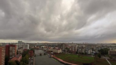 Şehirde yağmur yağıyor. Kaliningrad, Rusya şehir merkezi parçası. Zaman atlamalı. Video. UltraHD (4k)