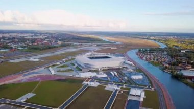 Rusya, Kaliningrad-24 Eylül, 2018: gün batımında havadan görünüm. Stadium Kaliningrad-Kaliningrad futbol stadyumu, 2018 FIFA Dünya Kupası maçları için 2018 yılında inşa edilmiştir. Video. UltraHD (4k)