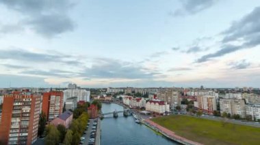Güneş gün bulut gece geçiş. Kaliningrad şehir merkezi, Rusya. Balık Köyü ve Jubilee Köprüsü görünümü. Timelapse. Video. UltraHD (4k)