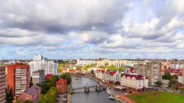 Hızlı bulutlar. Kaliningrad şehrinin merkezi bölümü, balık köyü Embankment, Jubilee Köprüsü. Kaliningrad, Rusya Federasyonu. Zaman atlamalı. Video. UltraHD (4k)