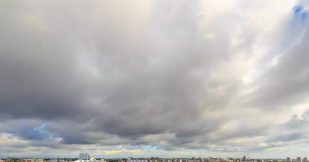 Nubes Bajas Mueven Rápidamente Través Del Cielo Puente Del Jubileo — Vídeos de Stock