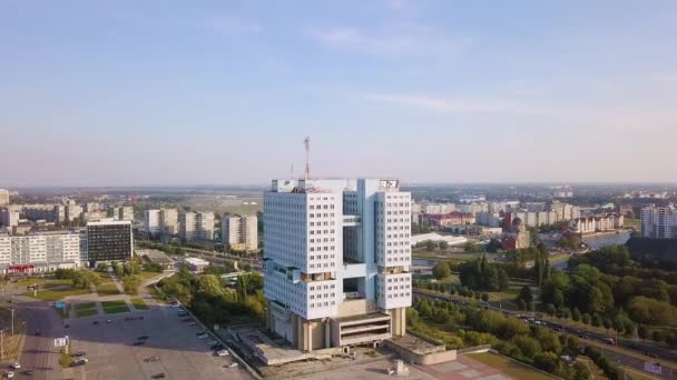 ロシア カリーニングラード 月21日 2018 カリーニングラード市の中心部 ソ連時代の構成主義の都市でソビエトの未完成の建物の家 ビデオ Ultrahd — ストック動画