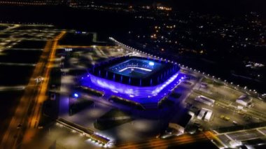 Rusya, Kaliningrad-20 Eylül, 2018: Kaliningrad 'da havadan gece görünümü Stadyumu. Kaliningrad futbol stadyumu, 2018 FIFA Dünya Kupası maçları için 2018 yılında inşa edilmiştir. Video. UltraHD (4k)