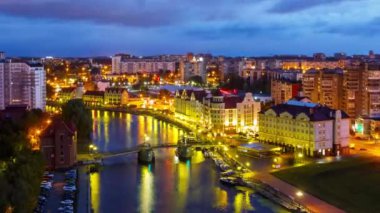 Geceden gündüze uzun bir geçiş. Kaliningrad şehir merkezi. Balık Köyü ve Jübile Köprüsü manzarası. Zaman atlamalı. Video. Ultrahd (4k))