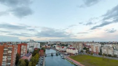 Güneş gün bulut gece geçiş. Kaliningrad şehir merkezi, Rusya. Balık Köyü ve Jubilee Köprüsü görünümü. Zaman atlamalı. Video. UltraHD (4k)