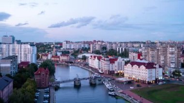 Akşamları, Kaliningrad kentinin ışıkları aydınlatılmıştır. Rusya. Zaman atlamalı. Video. UltraHD (4k)