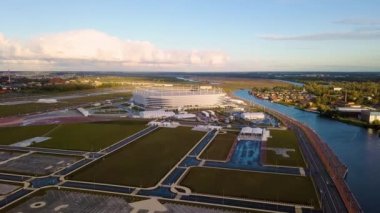 Rusya, Kaliningrad-24 Eylül, 2018: gün batımında havadan görünüm. Stadium Kaliningrad-Kaliningrad futbol stadyumu, 2018 FIFA Dünya Kupası maçları için 2018 yılında inşa edilmiştir. Video. UltraHD (4k)