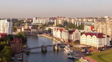 Günden geceye uzun geçiş. Kaliningrad şehir merkezi. Balık Köyü ve Jubilee Köprüsü görünümü. Zaman atlamalı. Video. UltraHD (4k)