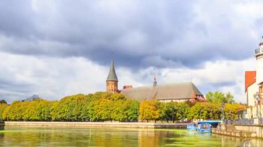 Kant adasında Kaliningrad Katedrali. Koca. Kaliningrad, Rusya Federasyonu. Zaman atlamalı. Video. UltraHD (4k)
