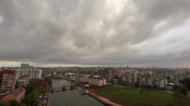 Şehirde yağmur yağıyor. Kaliningrad, Rusya şehir merkezi parçası. Zaman atlamalı. Video. UltraHD (4k)