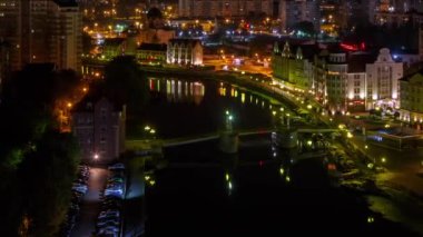 Geceden gündüze uzun bir geçiş. Kaliningrad şehir merkezi. Balık Köyü ve Jübile Köprüsü manzarası. Zaman atlamalı. Video. Ultrahd (4k))