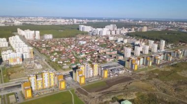 Yekaterinburg şehir yeni bir alan yeni binalarda. Evler, parklar ve yol inşaatı. Şehir merkezinin panoramik görünümü. Rusya. Video