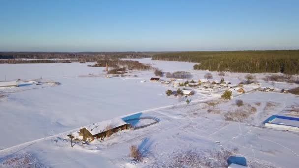 Flyger Över Byn Och Åkrar Täckta Med Snö Kvälls Tid — Stockvideo