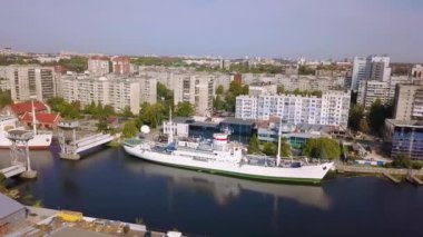 Rusya, Kaliningrad - 21 Eylül 2018: Bilimsel araştırma gemisi Vityaz. Gemi iskelede Dünya Okyanusu Müzesi sergiler. Pregolya Nehri. Video. Ultrahd (4k))
