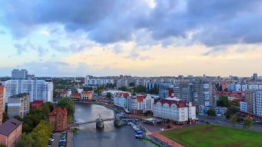 Kaliningrad şehrinin merkezi bölümü, balık köyü Embankment, Jubilee Köprüsü. Kaliningrad, Rusya Federasyonu. Zaman atlamalı. Video. UltraHD (4k)