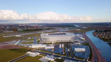 Rusya, Kaliningrad-24 Eylül, 2018: gün batımında havadan görünüm. Stadium Kaliningrad-Kaliningrad futbol stadyumu, 2018 FIFA Dünya Kupası maçları için 2018 yılında inşa edilmiştir. Video. UltraHD (4k)