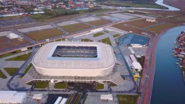 Rusya, Kaliningrad-24 Eylül, 2018: gün batımında havadan görünüm. Stadium Kaliningrad-Kaliningrad futbol stadyumu, 2018 FIFA Dünya Kupası maçları için 2018 yılında inşa edilmiştir. Video. UltraHD (4k)