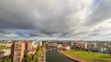 Düşük bulutlar gökyüzüne hızlıca hareket ederler. Jubilee Köprüsü, balık Köyü, Pregolya Nehri 'nin kanalları. Rusya. Video. UltraHD (4k)