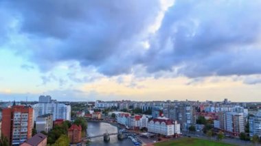 Kaliningrad şehrinin merkezi bölümü, balık köyü Embankment, Jubilee Köprüsü. Kaliningrad, Rusya Federasyonu. Timelapse. Video. UltraHD (4k)