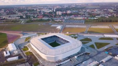 Rusya, Kaliningrad-24 Eylül, 2018: gün batımında havadan görünüm. Stadium Kaliningrad-Kaliningrad futbol stadyumu, 2018 FIFA Dünya Kupası maçları için 2018 yılında inşa edilmiştir. Video. UltraHD (4k)