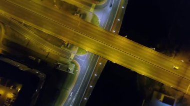 Gece araba değiş tokuş, Kaliningrad, Rusya. Video. UltraHD (4k)
