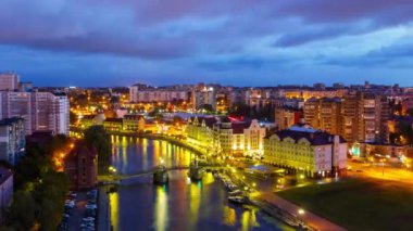 Geceden gündüze uzun bir geçiş. Kaliningrad şehir merkezi. Balık Köyü ve Jübile Köprüsü manzarası. Zaman atlamalı. Video. Ultrahd (4k))