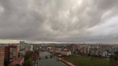 Şehirde yağmur yağıyor. Kaliningrad, Rusya şehir merkezi parçası. Zaman atlamalı. Video. UltraHD (4k)