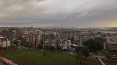Şehirde yağmur yağıyor. Kaliningrad, Rusya şehir merkezi parçası. Zaman atlamalı. Video