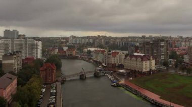 Şehirde yağmur yağıyor. Kaliningrad, Rusya şehir merkezi parçası. Zaman atlamalı. Video