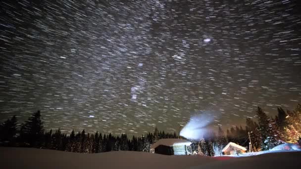 Маленький Домик Фоне Звездного Неба Зимой Оставляют Следы Виде Линий — стоковое видео