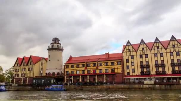 Rusya Kaliningrad Yağmur Deniz Feneri Ile Balık Köyü Video Ultrahd — Stok video