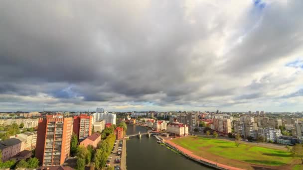 구름은 하늘을 가로질러 빠르게 움직입니다 주빌리 브리지 빌리지 러시아 비디오 — 비디오